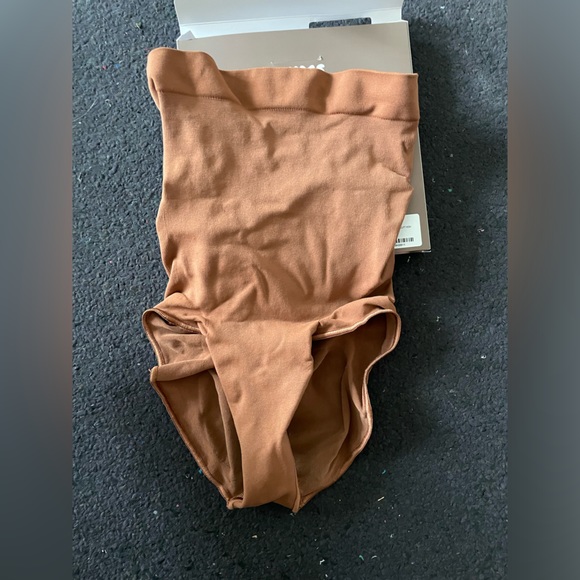 Seamless sculpt high waist brief - Picture 3 of 4